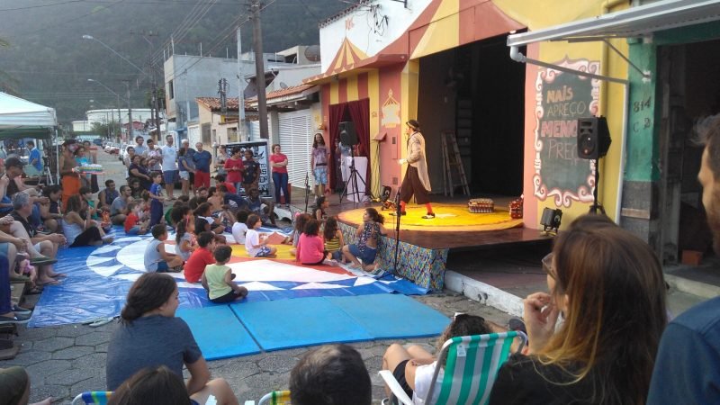 Circo Navegador na rua com o Palhaço Zé Gambiarra